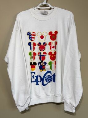 Vintage 90’s Walt Disney World EPCOT  World Showcase Country Flags Crewneck